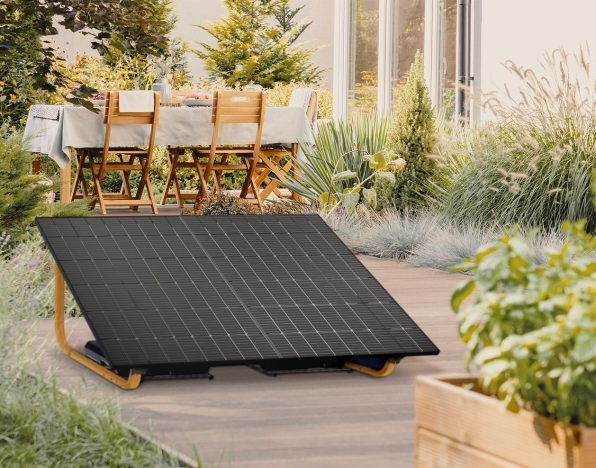 Panneaux solaires posés au sol dans un jardin, prêts à produire de l'électricité